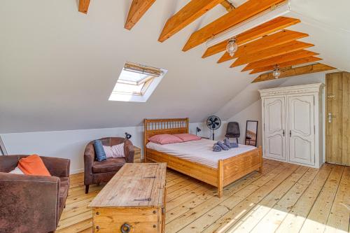 1 dormitorio con cama, sofá y mesa en Le Verlaine - appt charmant cosy idéalement situé en Calais