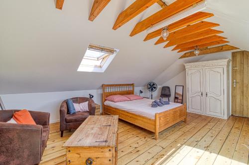 une chambre avec un lit, un canapé et une table dans l'établissement Le Verlaine - appt charmant cosy idéalement situé, à Calais