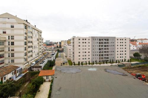Host Wise - Spacious Trendy Flat w Netflix - Central Location