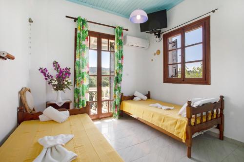 Un dormitorio con una cama y una ventana grande. en Areti Orfeas Budget Studio, en Vasilikos