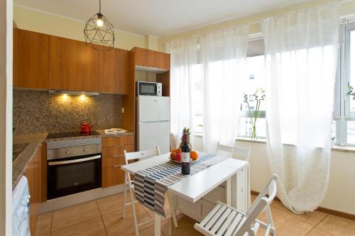 Host Wise - Spacious Trendy Flat w Netflix - Central Location