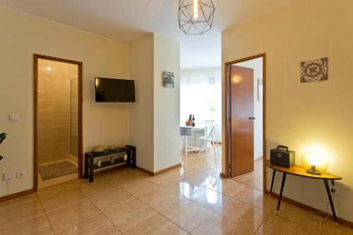 Host Wise - Spacious Trendy Flat w Netflix - Central Location