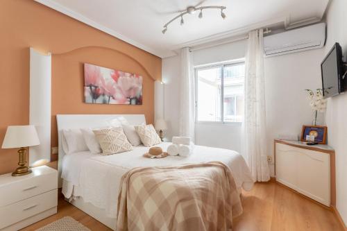 a bedroom with a white bed and a window at Un Lugar Para Descansar En Alicante in Alicante