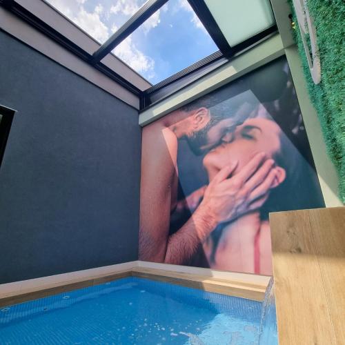 uma pintura de uma mulher numa parede ao lado de uma piscina em Hotel Avenue - Lovely hotel em Madrid