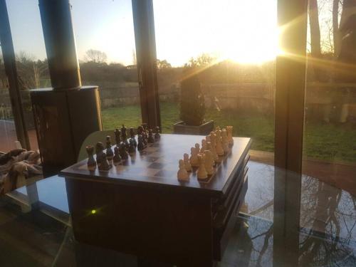 un tablero de ajedrez sobre una mesa en una habitación en Landscape, New Eco Lodge Flatford Mill en East Bergholt