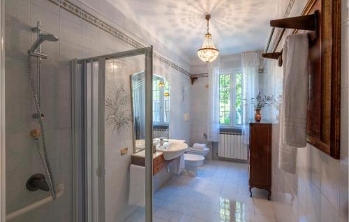 Casa Glicine في Pian di Mulino: حمام مع حوض ودش ومرحاض