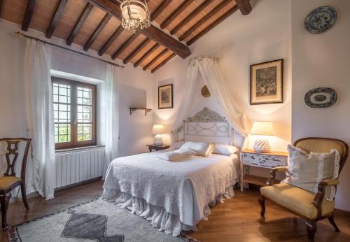 1 dormitorio con 1 cama, 1 silla y 1 ventana en Casa Francesco, en Palazzina