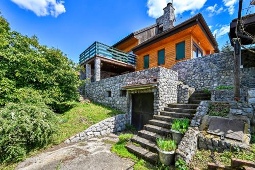 una casa in pietra con scale che la conducono di Hunting Lodge - Happy Rentals 
