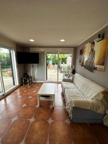 uma sala de estar com um sofá e uma mesa em Villa Rosa Rasero 