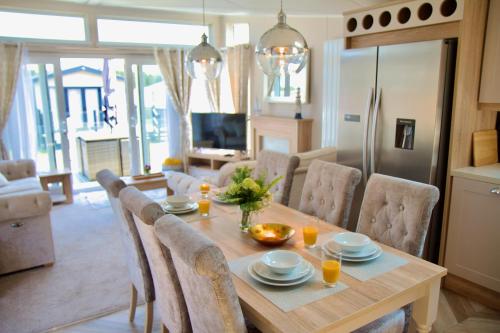una cucina e una sala da pranzo con tavolo e sedie di Lula Lodge a Scarborough