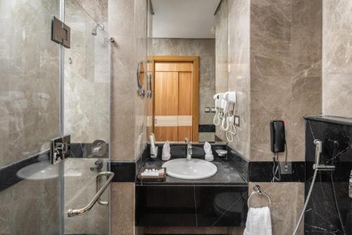 Koupelna v ubytování Roots Hotel