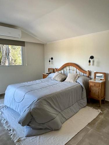 a bedroom with a large bed and a window at Bungalow Don Árbol in Colón