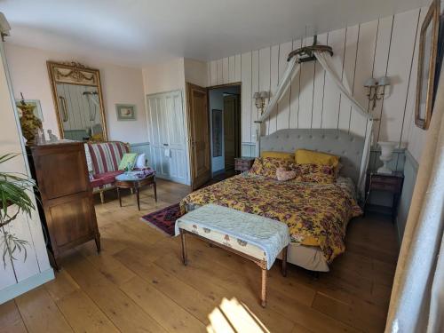 Ένα ή περισσότερα κρεβάτια σε δωμάτιο στο Chambre d'Hôtes La Grenade Bleue