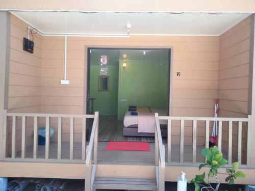 ein Zimmer mit einer Treppe und ein Zimmer mit einem Schlafzimmer in der Unterkunft OCEANBOYS INN in Perhentian Island