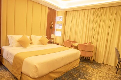 a hotel room with a bed and a table and chairs at Sparrow Apartments Hotel in Jeddah