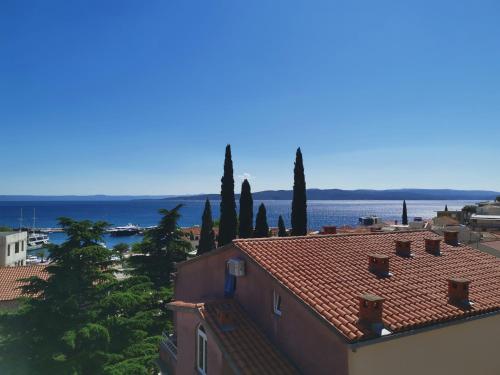 una vista del océano desde los tejados de los edificios en Apartmani Nikša Divić - Villa Mateo, en Baška Voda