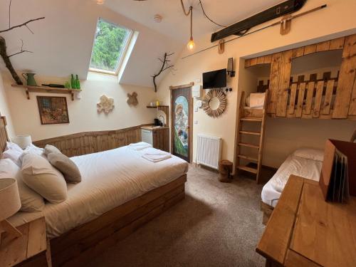 1 dormitorio con 2 camas en una habitación en Explorers Retreat Matlock Bath, en Matlock