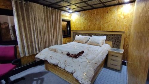 Un pat sau paturi într-o cameră la villa HAKIM