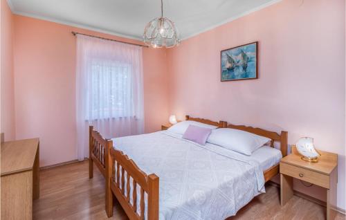 新維諾多爾斯基的住宿－2 Bedroom Cozy Apartment In Novi Vinodolski，一间小卧室,配有一张床和一张桌子
