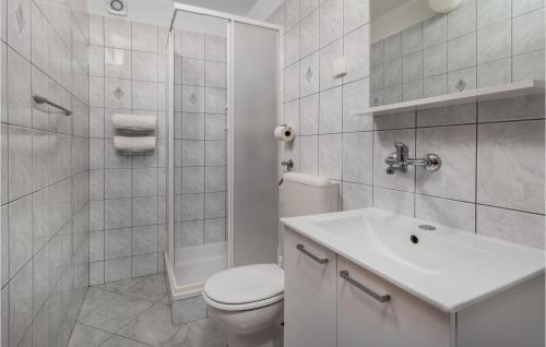 新維諾多爾斯基的住宿－2 Bedroom Cozy Apartment In Novi Vinodolski，白色的浴室设有卫生间和水槽。
