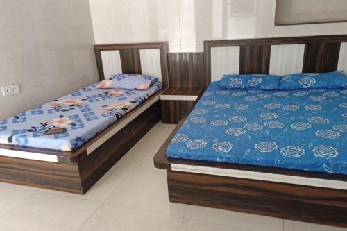 two twin beds in a room withthritisthritisthritisthritisthritisthritisthritisthritisthritis at IFM Guest House in Amritsar