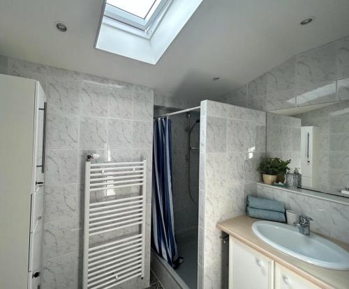 uma casa de banho com um lavatório e um chuveiro em Vakantiehuis La petite Redousse em Renesse