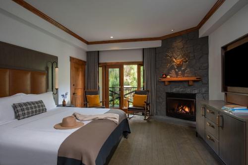 Habitación de hotel con cama y chimenea en The Hythe, a Luxury Collection Resort, Vail, en Vail