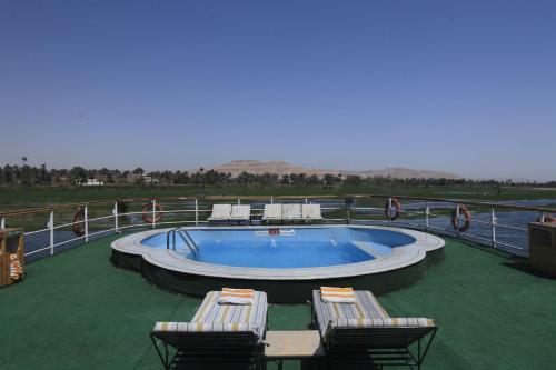 Bazén v ubytování Iberotel Amara Nile Cruise - Every Thursday from Luxor for 07 & 04 Nights - Every Monday From Aswan for 03 Nights nebo v jeho okolí