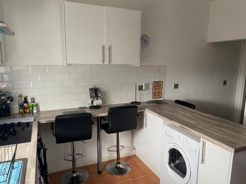 - une cuisine avec un comptoir et un lave-linge dans l'établissement Waterloo House, à Nottingham