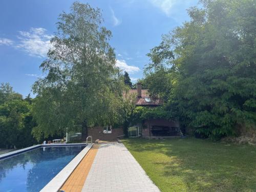 una casa con piscina en un patio en Vila Krcedin en Krčedin