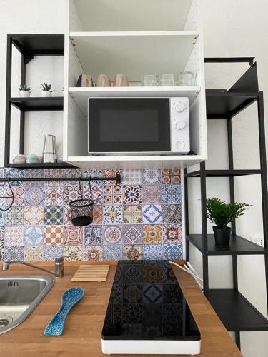 a kitchen with a counter top with a microwave at Terra De Mare in Palmariggi