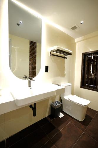 Un baño de Rest Bugis Hotel