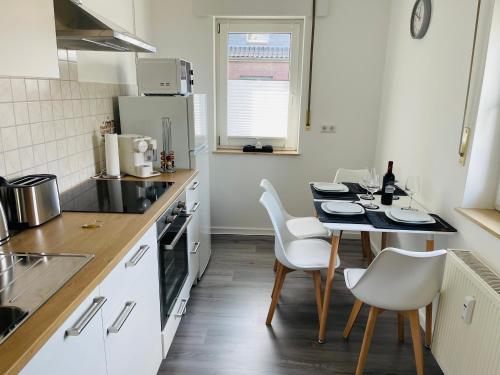 uma cozinha com uma mesa e cadeiras numa cozinha em gemütlich*Nespresso*Netflix*Arbeitsplatz*Parkplatz em Duisburgo