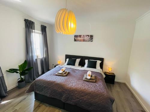 ein Schlafzimmer mit einem Bett mit zwei Kerzen darauf in der Unterkunft gemütlich*Nespresso*Netflix*Arbeitsplatz*Parkplatz in Duisburg