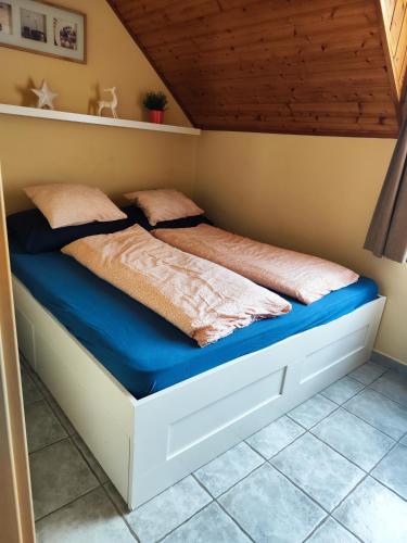 Ένα ή περισσότερα κρεβάτια σε δωμάτιο στο Szigeti Apartmanház