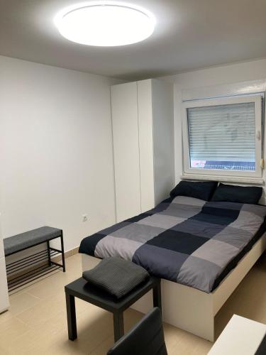 Postel nebo postele na pokoji v ubytování Cozy studio apartment Varos