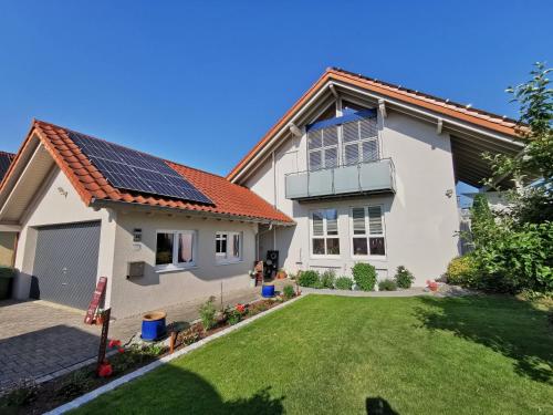 カッペル・グラーフェンハウゼンにあるHaus Wagnerの屋根に太陽光パネルを敷いた家