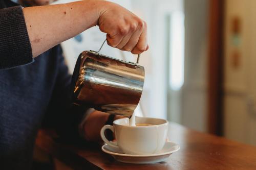 Kemudahan buat kopi dan teh di Hotel VARA
