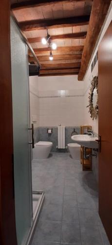 a bathroom with two sinks and two tub at Casa Adua in Donoratico