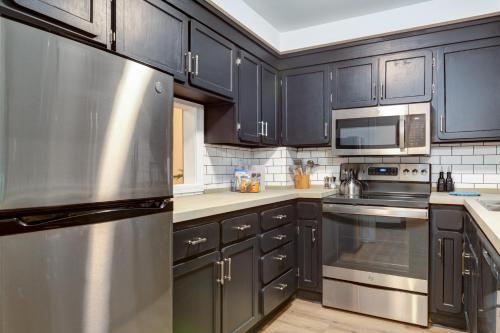 Dapur atau dapur kecil di Entire condo in downtown winston