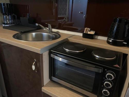Una cocina o cocineta en MARGARITA'S SUITES