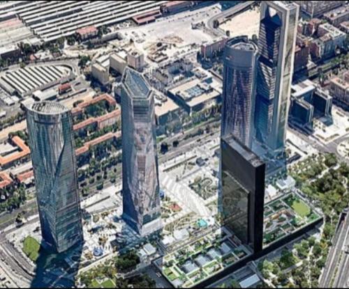 una vista aerea di una città con edifici alti di Chamartin De frente a 4 torres a Madrid