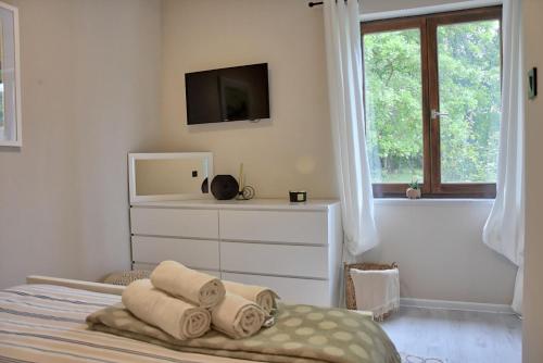 Studio Apartment Petra 3 في Kirmenjak: غرفة نوم عليها سرير وفوط