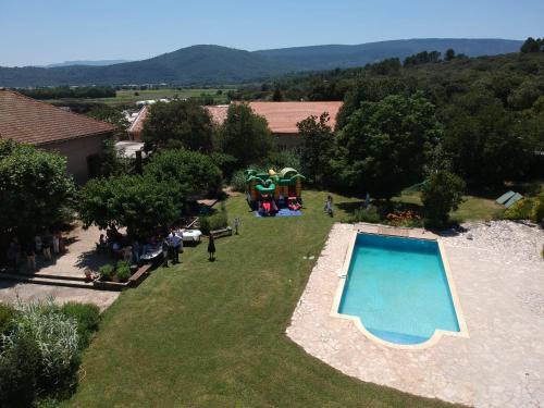 einen Luftblick auf einen Vergnügungspark mit Pool und Spielplatz in der Unterkunft Le Grand Saint Mitre in Saint-Maximin-la-Sainte-Baume
