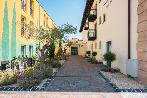 a cobblestone alley between buildings in a courtyard at Hotel La Toscana Nähe Europapark in Ringsheim