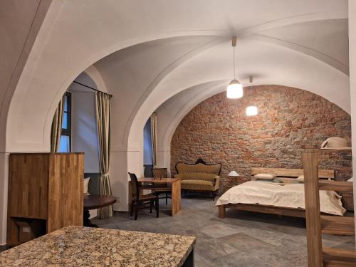 1 dormitorio con cama y pared de ladrillo en Stadtpalais Merkur-Apartment maximal 2 Personen en Bautzen