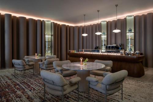 Zona de estar de Abesq Doha Hotel and Residences, an IHG Hotel