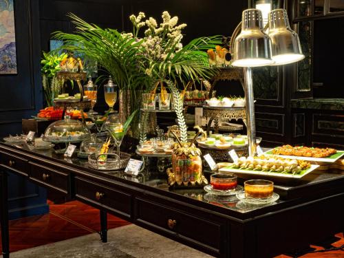 ein Buffet mit vielen verschiedenen Speisen auf dem Tisch in der Unterkunft Akara Hotel in Bangkok