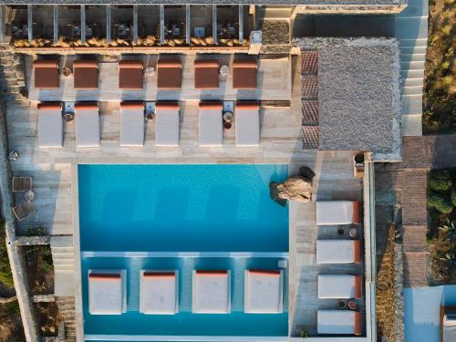 una vista aérea de una piscina en Nimbus My Aktis en Super Paradise Beach