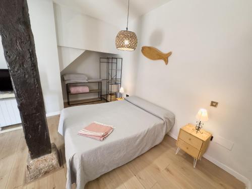 Dormitorio pequeño con cama y mesa en Estudio loft moderno muy céntrico, en Santander